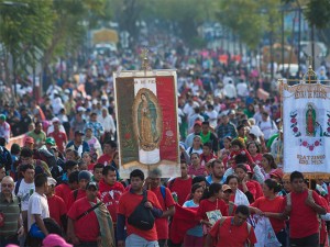 Peregrinos rumbo a la Basílica de Guadalupe