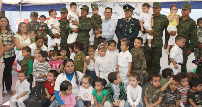 Convivencia durante le Día del Ejército Mexicano de la Séptima Zona Militar en Santa Catarina durante el Día del Ejército