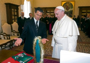 Papa Fco y Enrique Peña Nieto  platicando