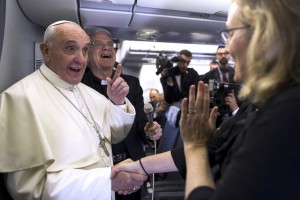 el-papa-francisco-entre-periodistas